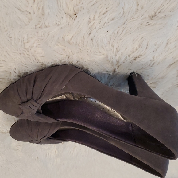 Shoes - Picture 4 of 6